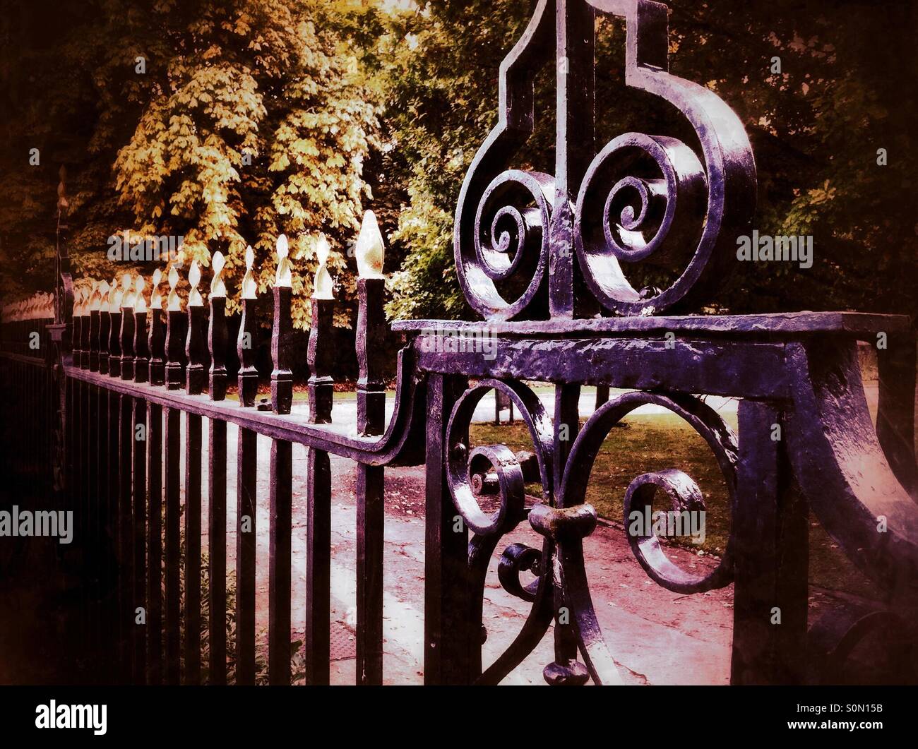 Verzierten Geländer England UK - Smartphone-aufgenommenes Stockfoto