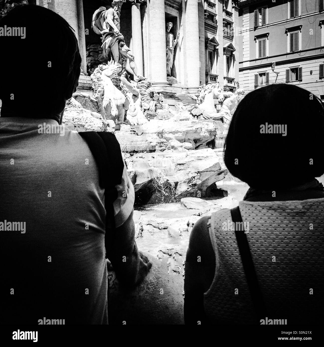 Trevi-Brunnen-Touristen - Smartphone-aufgenommenes Stockfoto