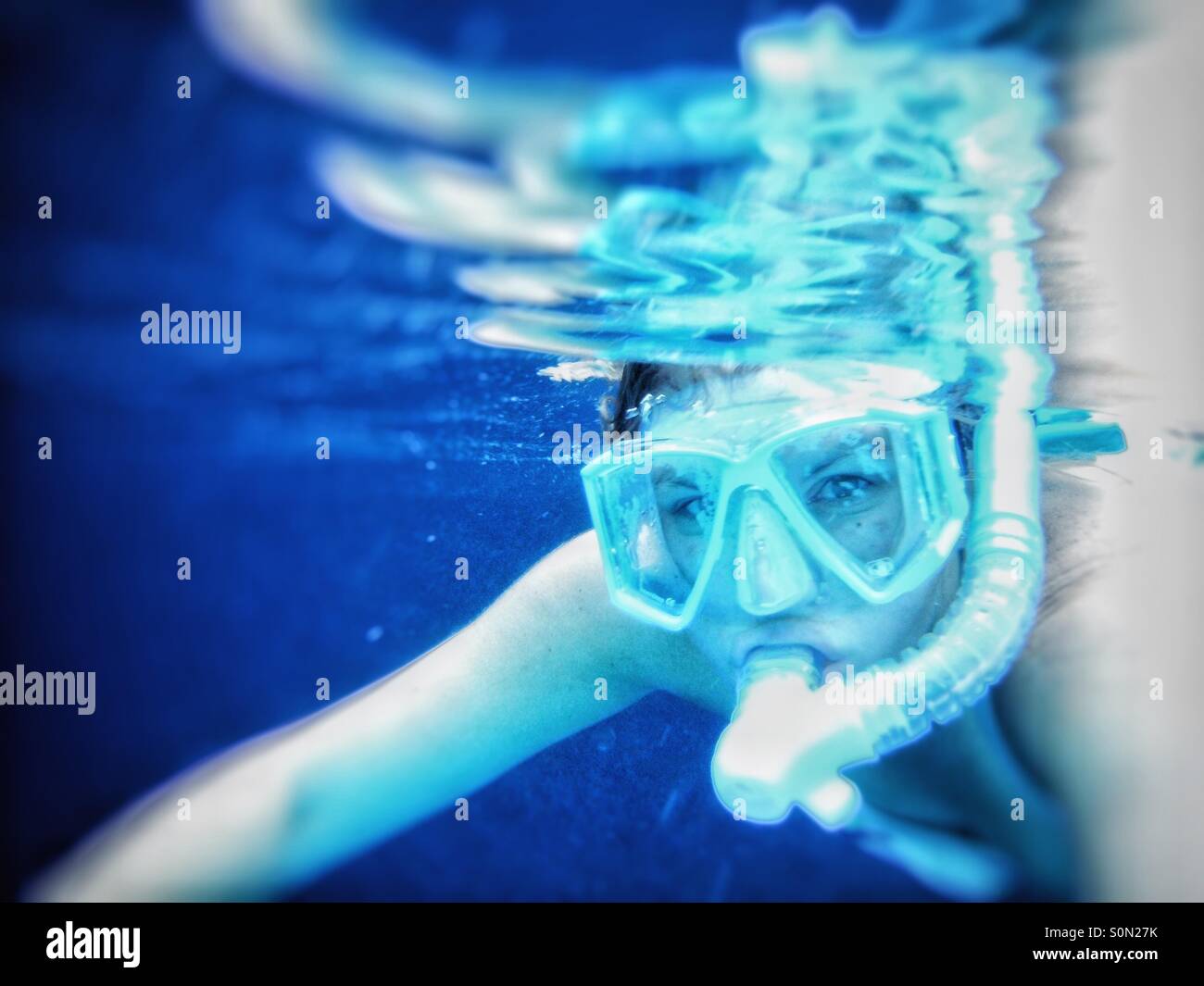 Blauwasser-Schnorchel-Mädchen Stockfoto