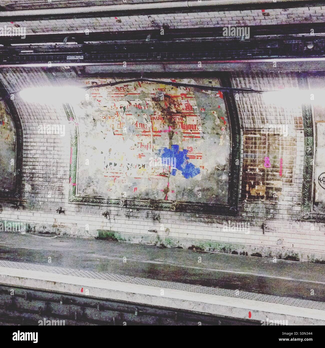 Heruntergekommenen Paris Metro - Smartphone-aufgenommenes Stockfoto