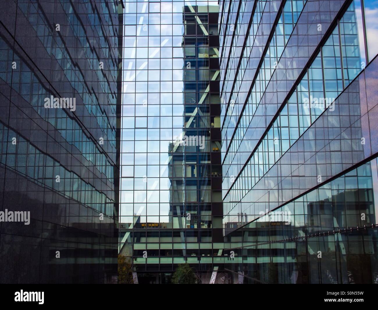 Reflexionen im Glas - Smartphone-aufgenommenes Stockfoto