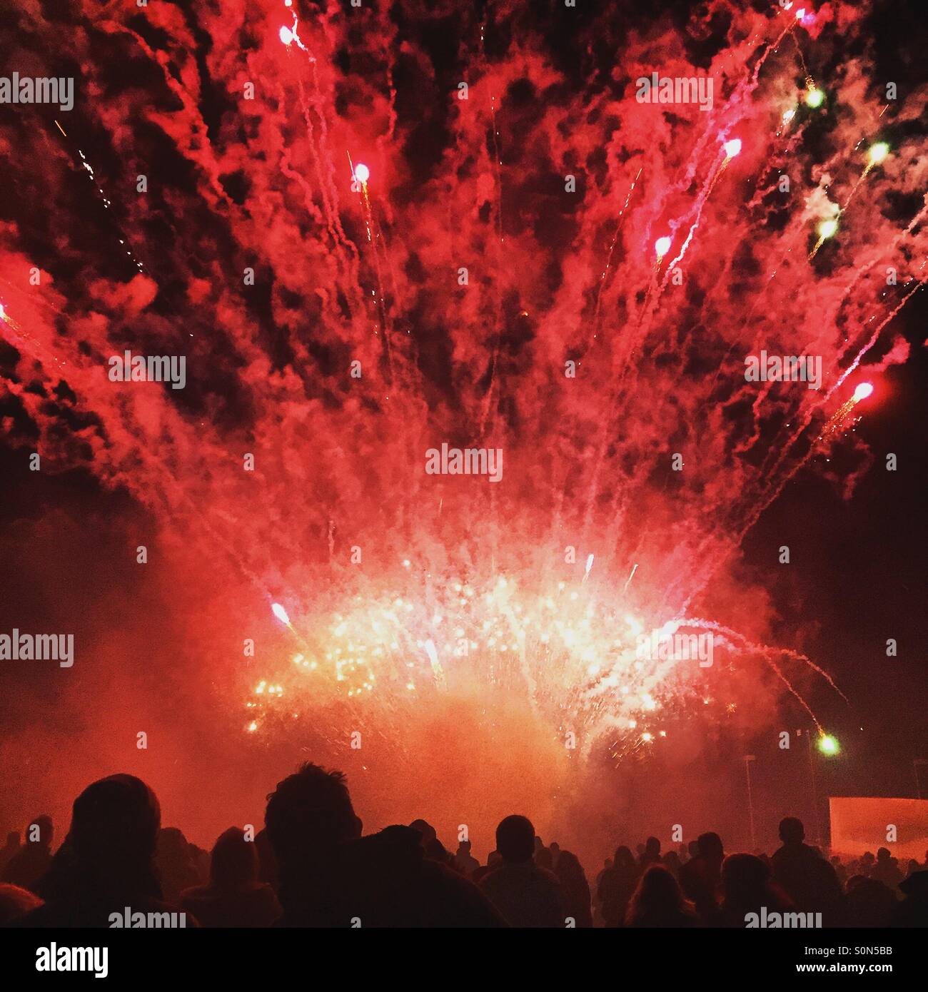 Publikum beobachten Feuerwerk Stockfoto