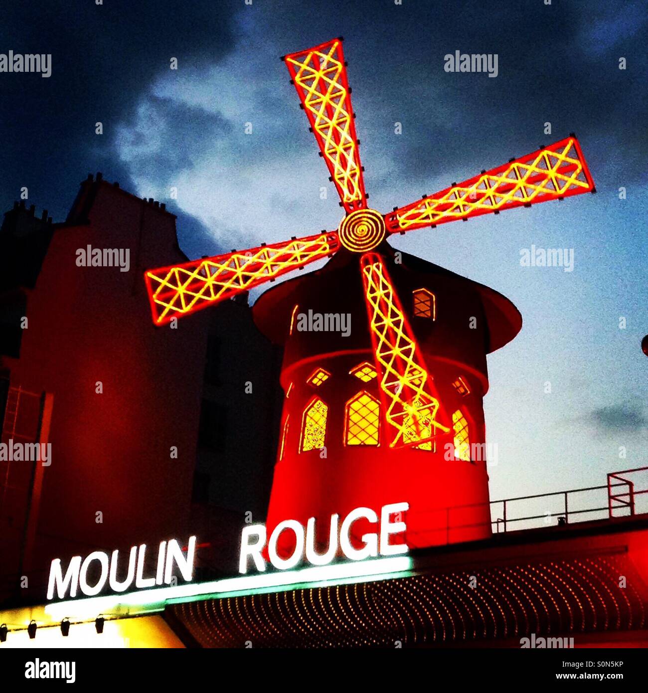 Trüben Moulin Rouge - Smartphone-aufgenommenes Stockfoto