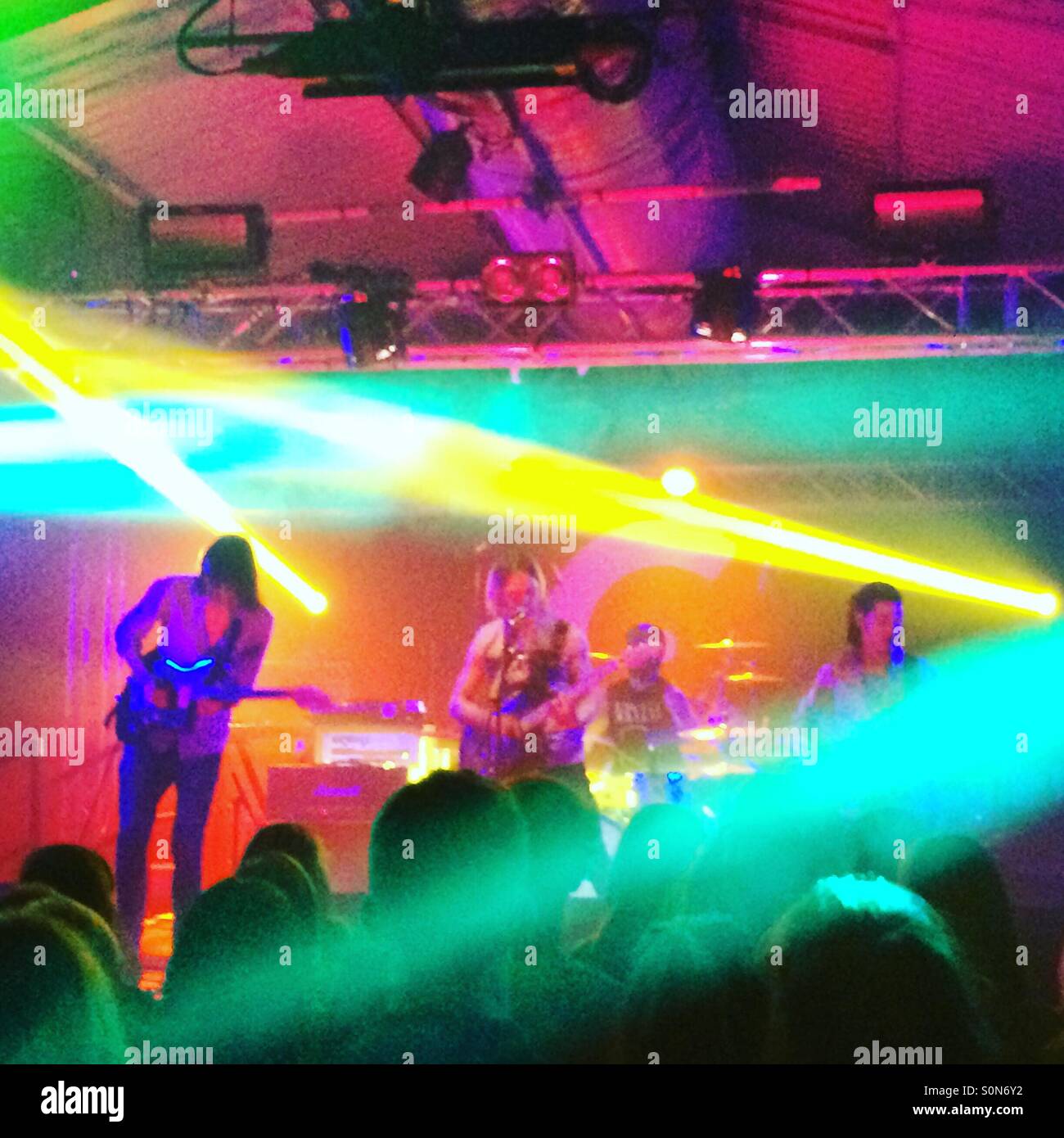 Rock-Band "Küsten" erklingt in den Maschinenräumen, Southampton, England, UK. Stockfoto