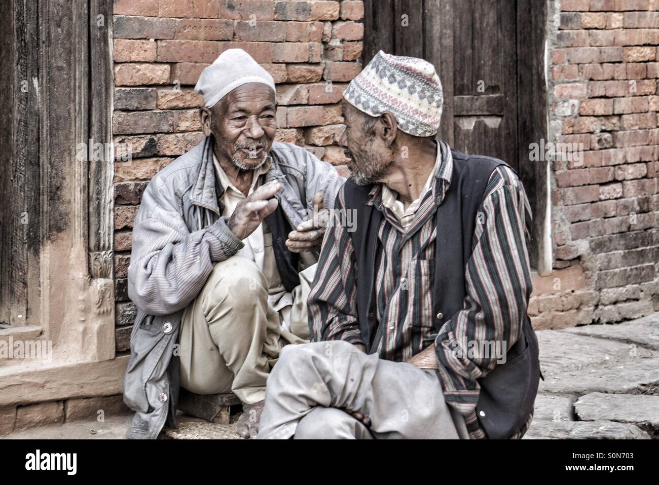 Nepaleese Männer im Chat Stockfoto