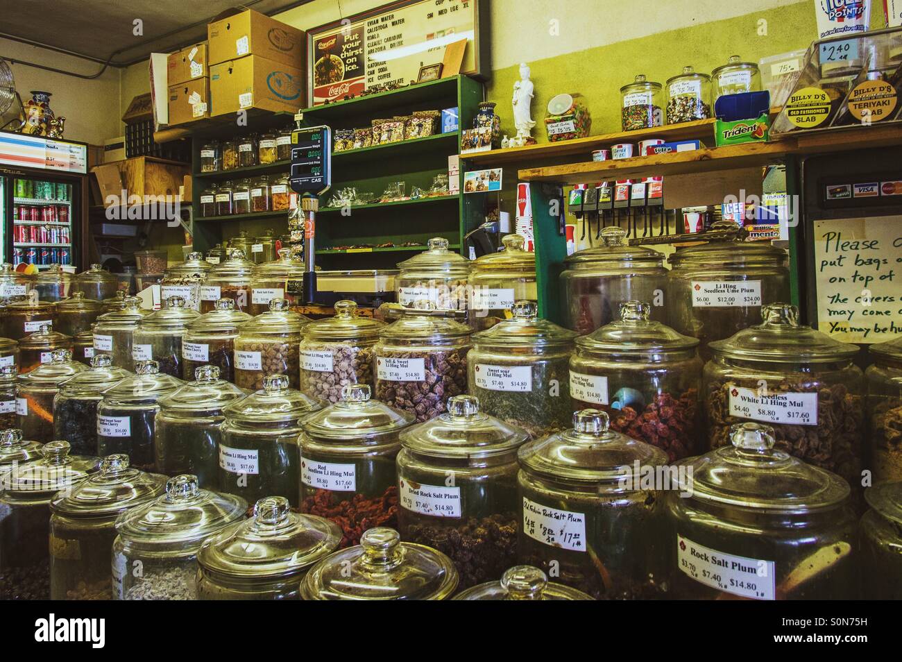 Knacken Sie Samen Shop - Hawaii-Nostalgie - Smartphone-aufgenommenes Stockfoto