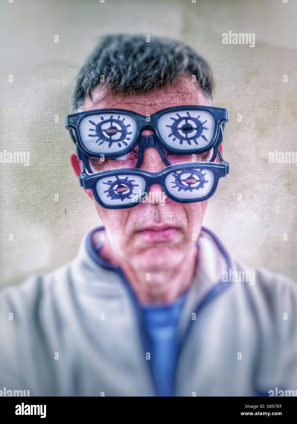 Mann trägt mehrere Paare Witz Brille - Smartphone-aufgenommenes Stockfoto