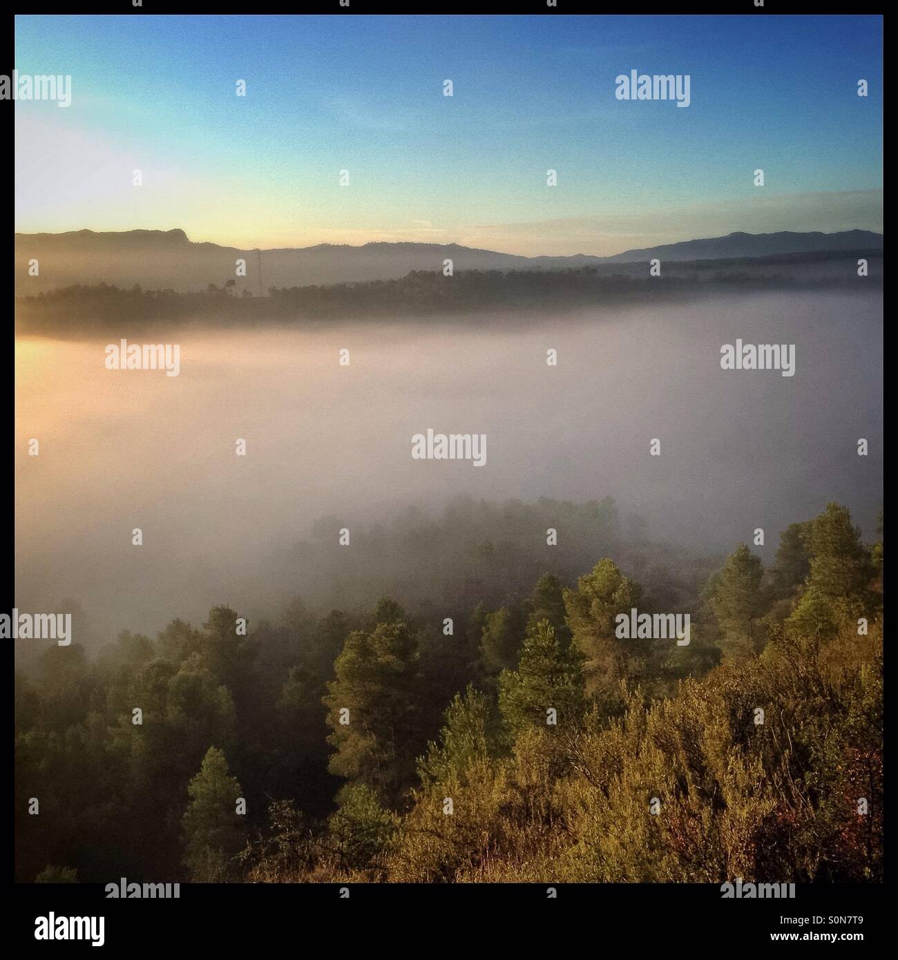 Blick auf die Berge von oben Nebel, Katalonien, Spanien. - Smartphone-aufgenommenes Stockfoto