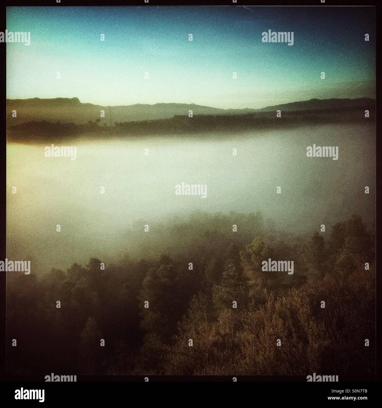 Blick auf die Berge von oben Nebel, Katalonien, Spanien. - Smartphone-aufgenommenes Stockfoto