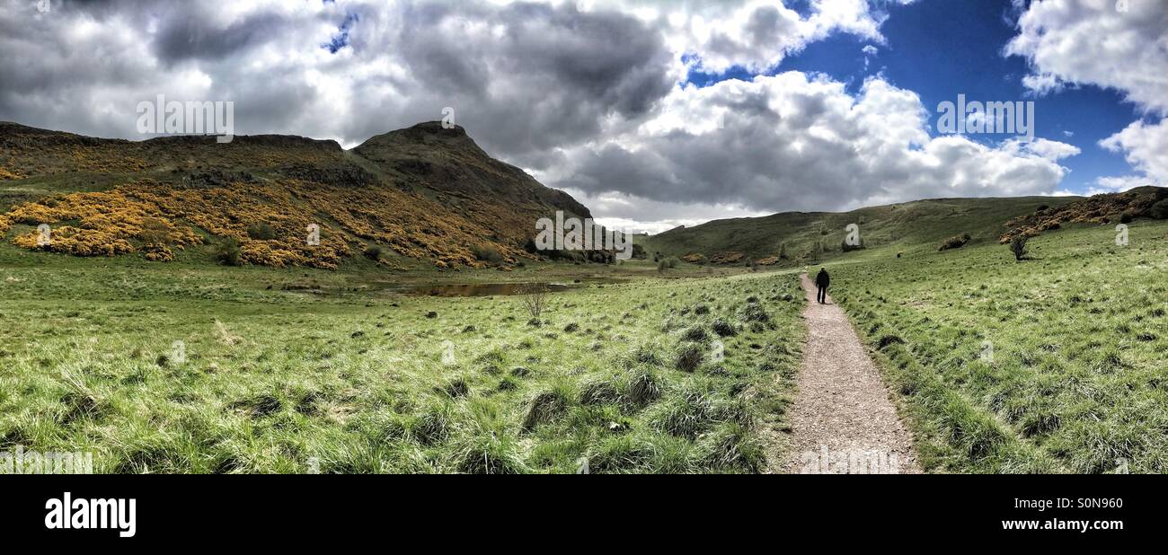Mann zu Fuß in Holyrood Park, Edinburgh, Schottland - Smartphone-aufgenommenes Stockfoto