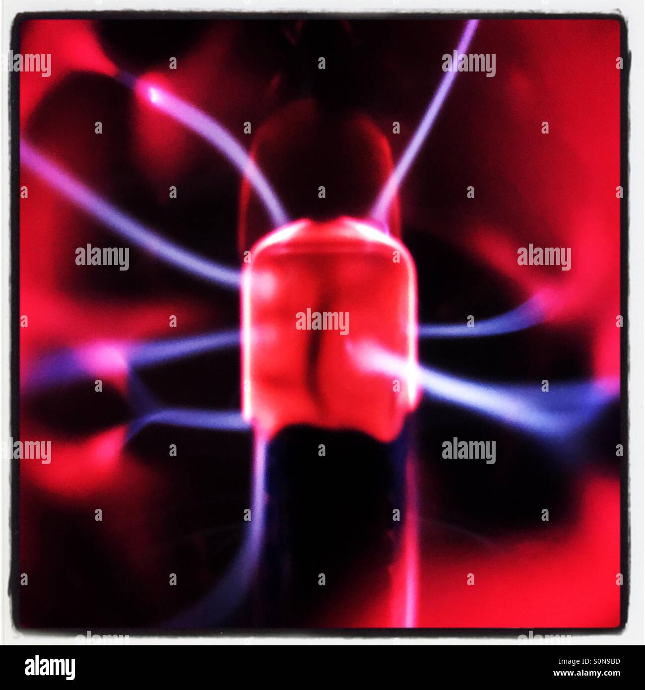 Plasma-Lampe. Innere Mechanismus leuchtet in rot, hot Pink, Kobaltblau und immergrün. Stockfoto