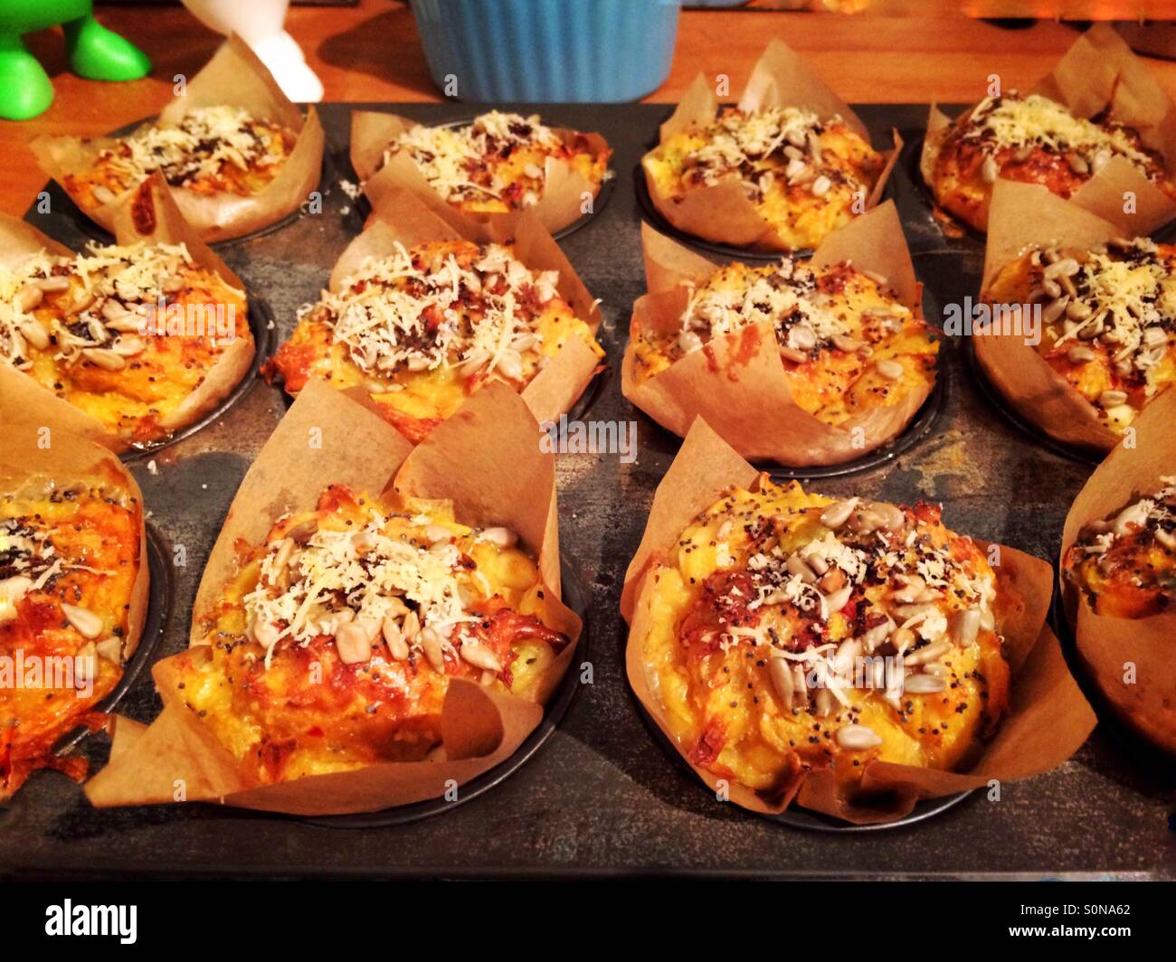 Süßkartoffel-Muffins gerade aus dem Ofen in einer Schale - Smartphone-aufgenommenes Stockfoto