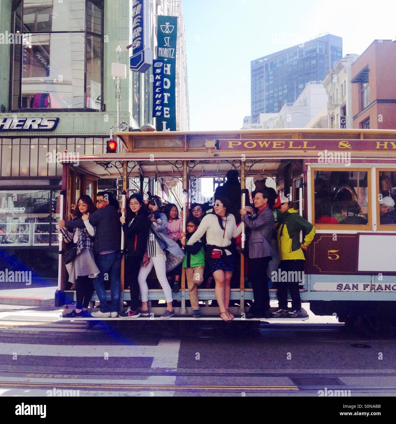 Touristen fahren eine Seilbahn in der Innenstadt von San Francisco. Stockfoto