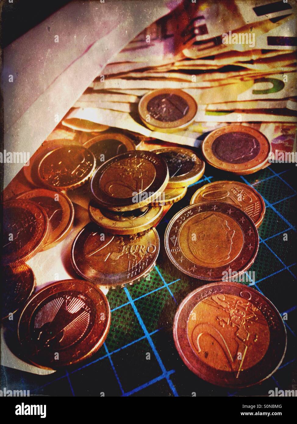 Ein Umschlag mit Euro drin, Euro in kleinen scheinen und Münzen - Smartphone-aufgenommenes Stockfoto