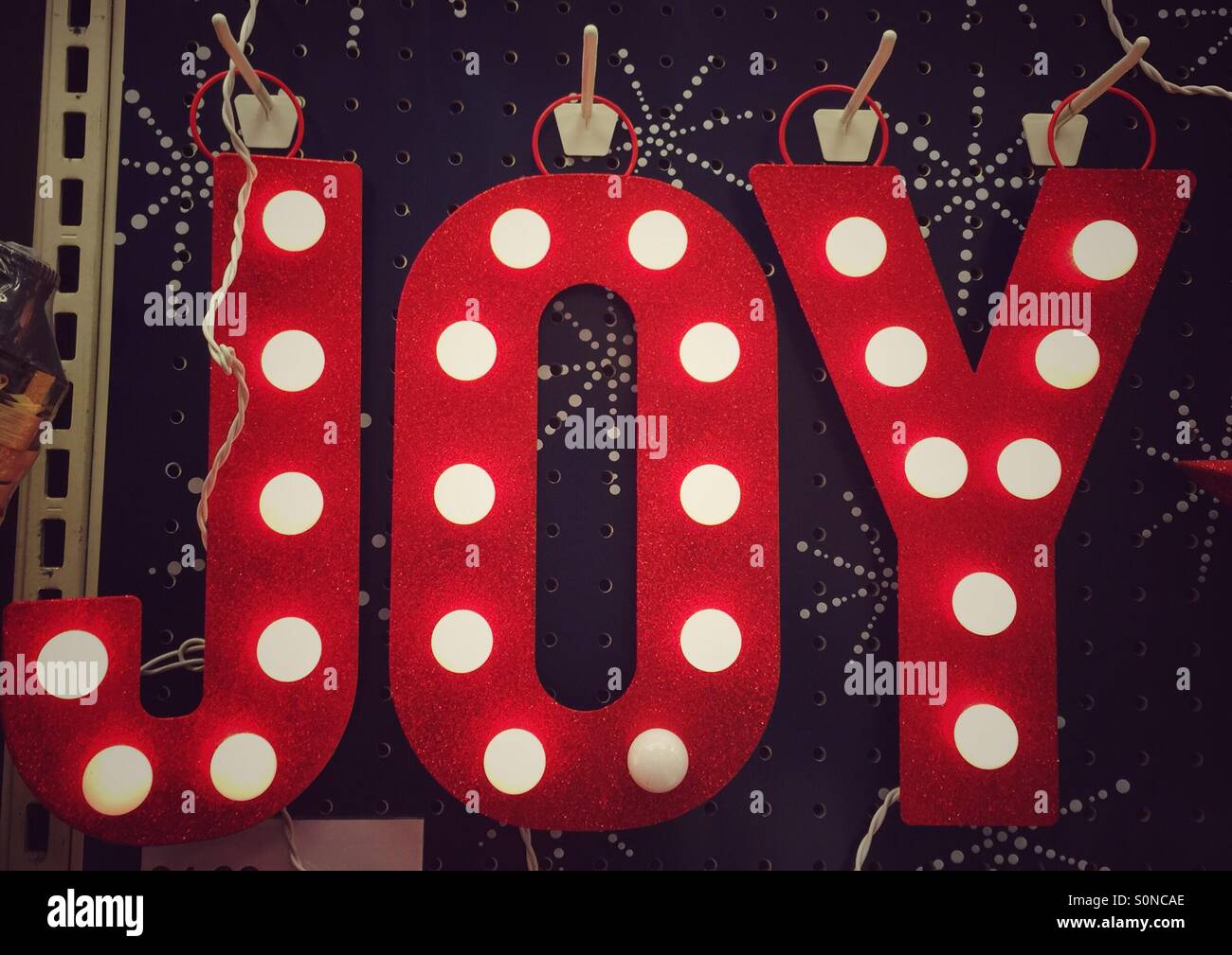 Wort JOY dekorative Buchstaben an einer Wand im store - Smartphone-aufgenommenes Stockfoto
