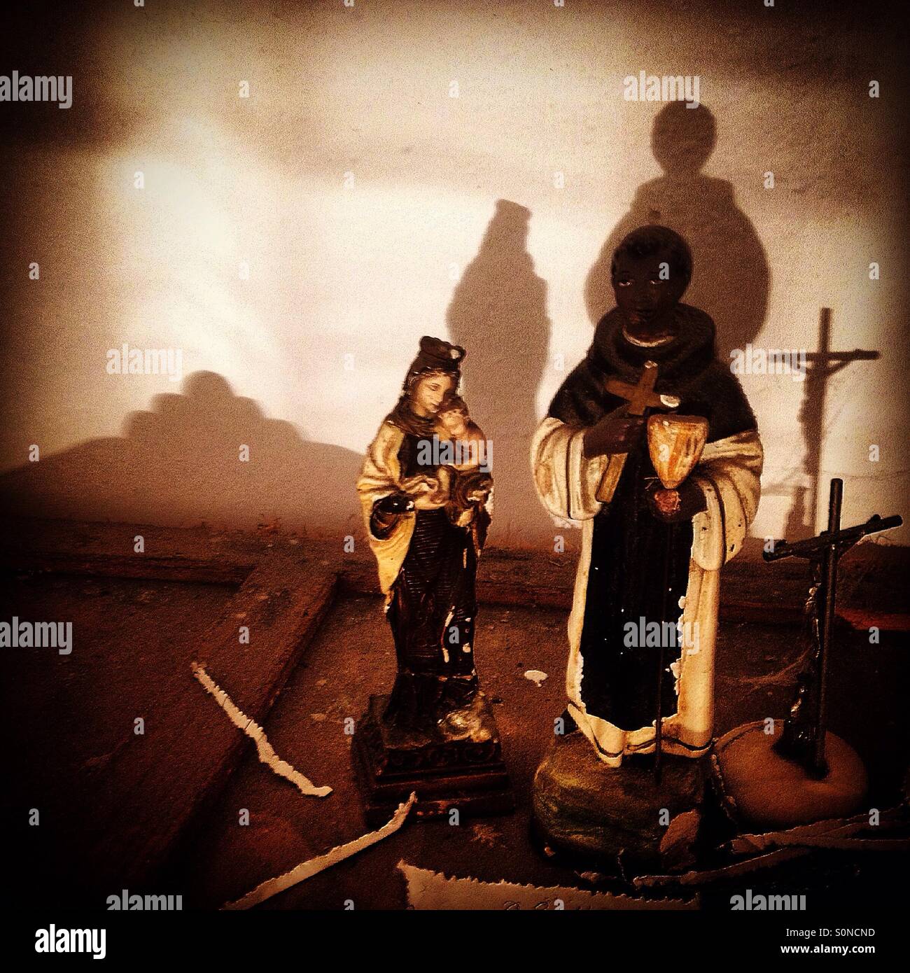 Ein Kruzifix und Bilder von Saint Martin de Porres und die Jungfrau vom Karmel in einem Heim in Prado del Rey, Sierra de Cadiz, Andalusien, Spanien - Smartphone-aufgenommenes Stockfoto