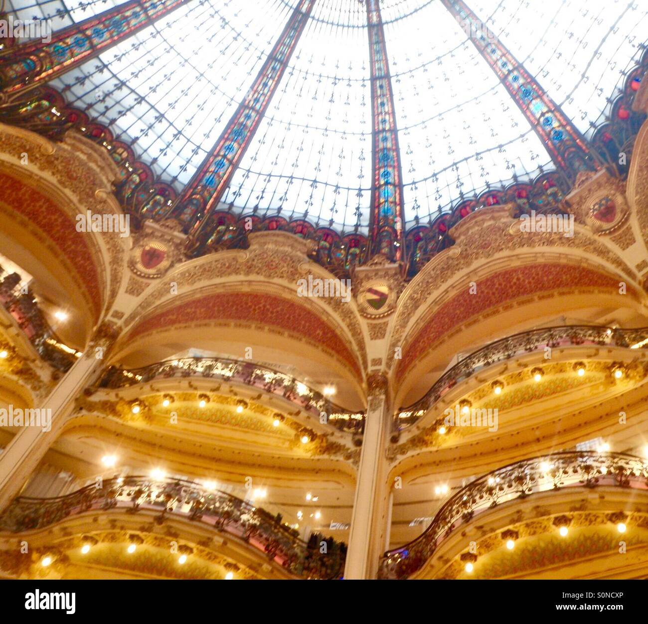 Blick auf Buntglas-Decke im Store in Paris Frankreich Stockfoto