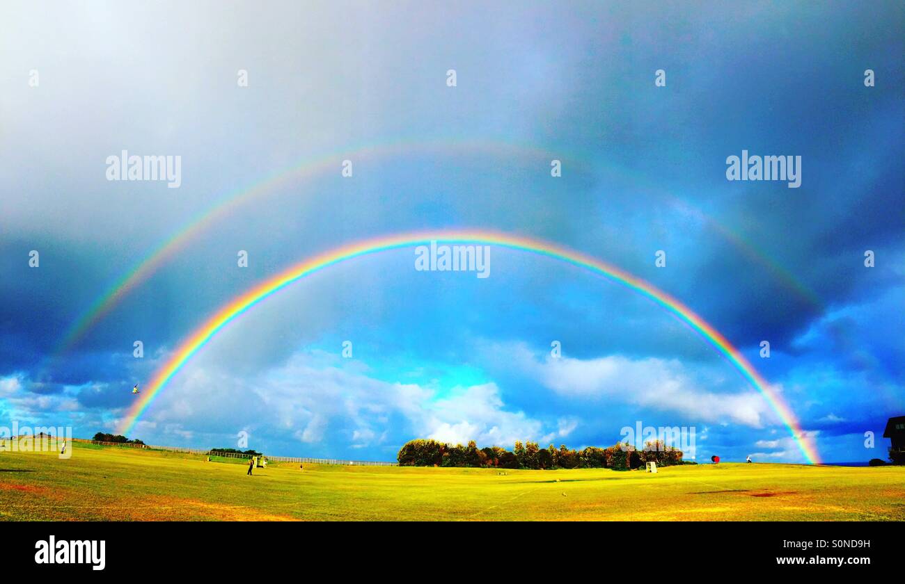 Regenbogen über den park Stockfoto
