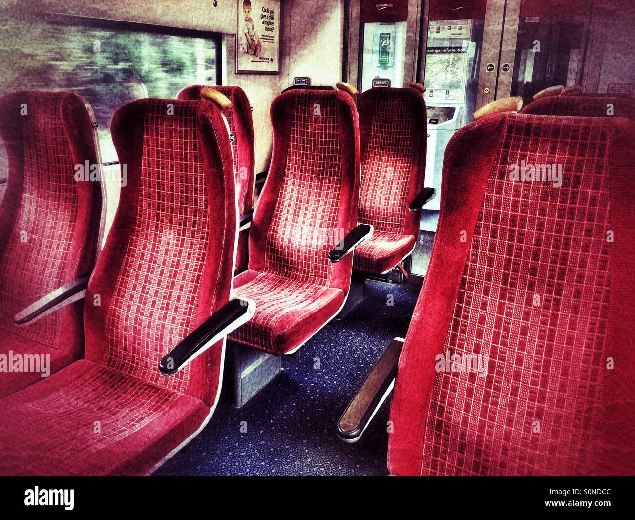 Sitze in einem leeren Zug Beförderung auf Südwesten-Züge Stockfoto