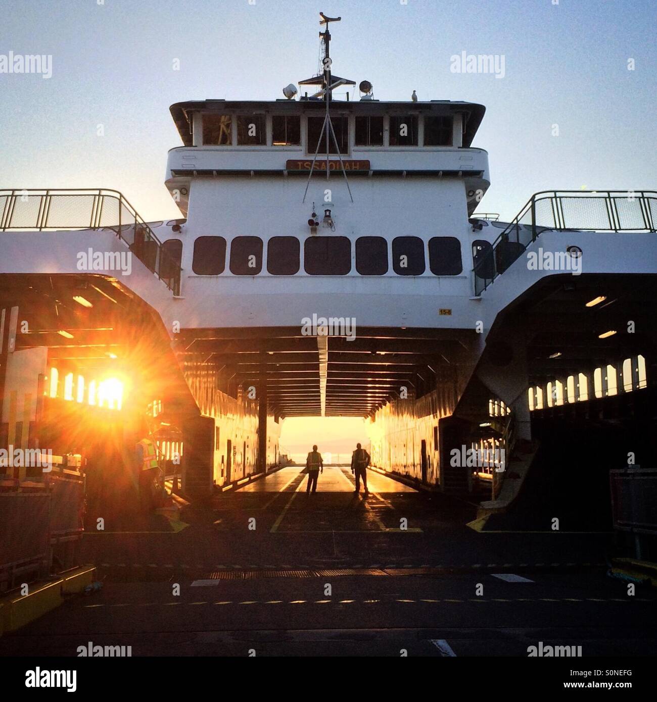 Washington State Ferry Issaquah, bereit für Autos, Seattle, Washington, Sonnenuntergang Stockfoto