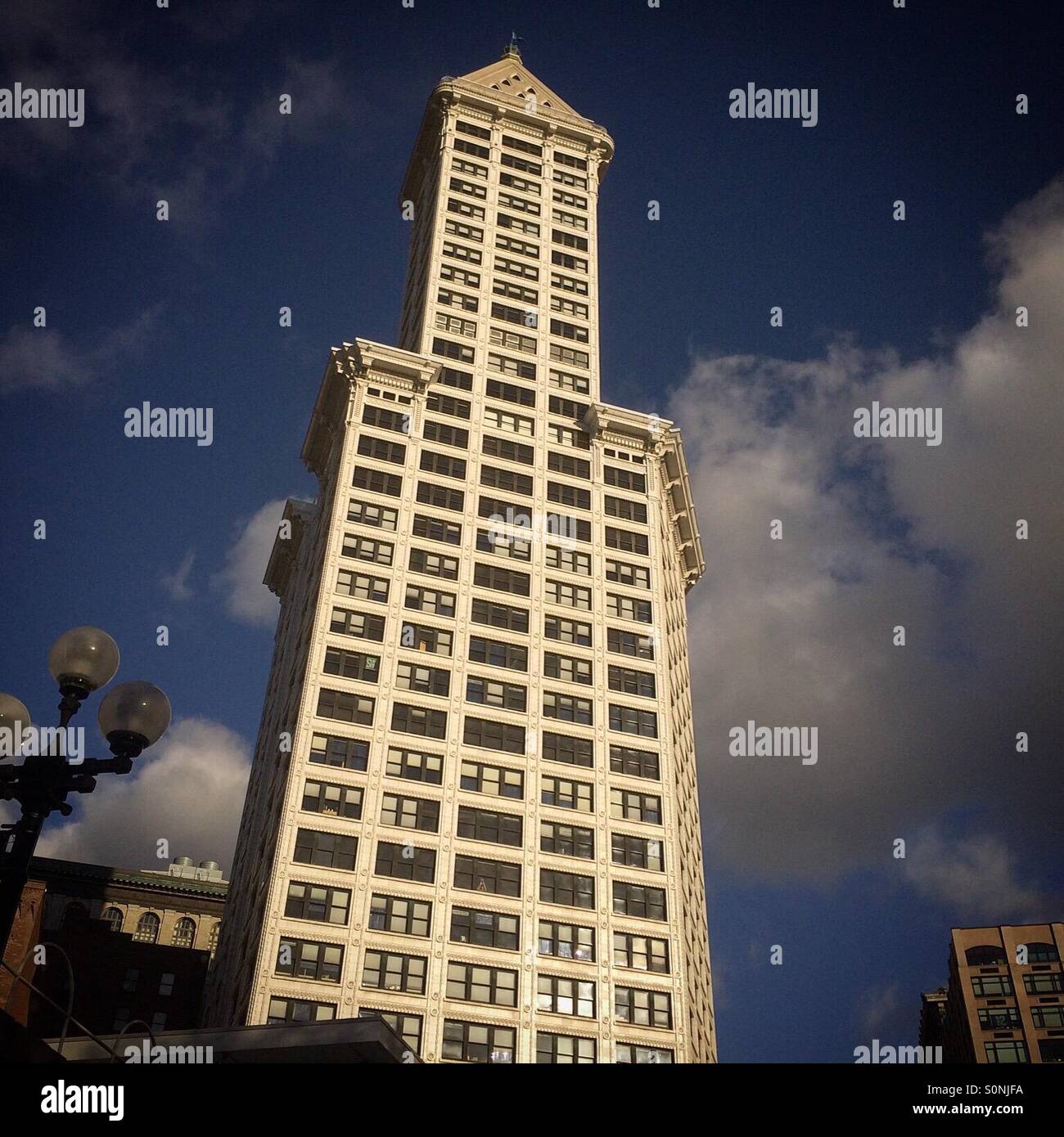 Smith Tower bei Dämmerung, klassischen frühen Wolkenkratzer, Baujahr 1914, Seattle, Washington - Smartphone-aufgenommenes Stockfoto