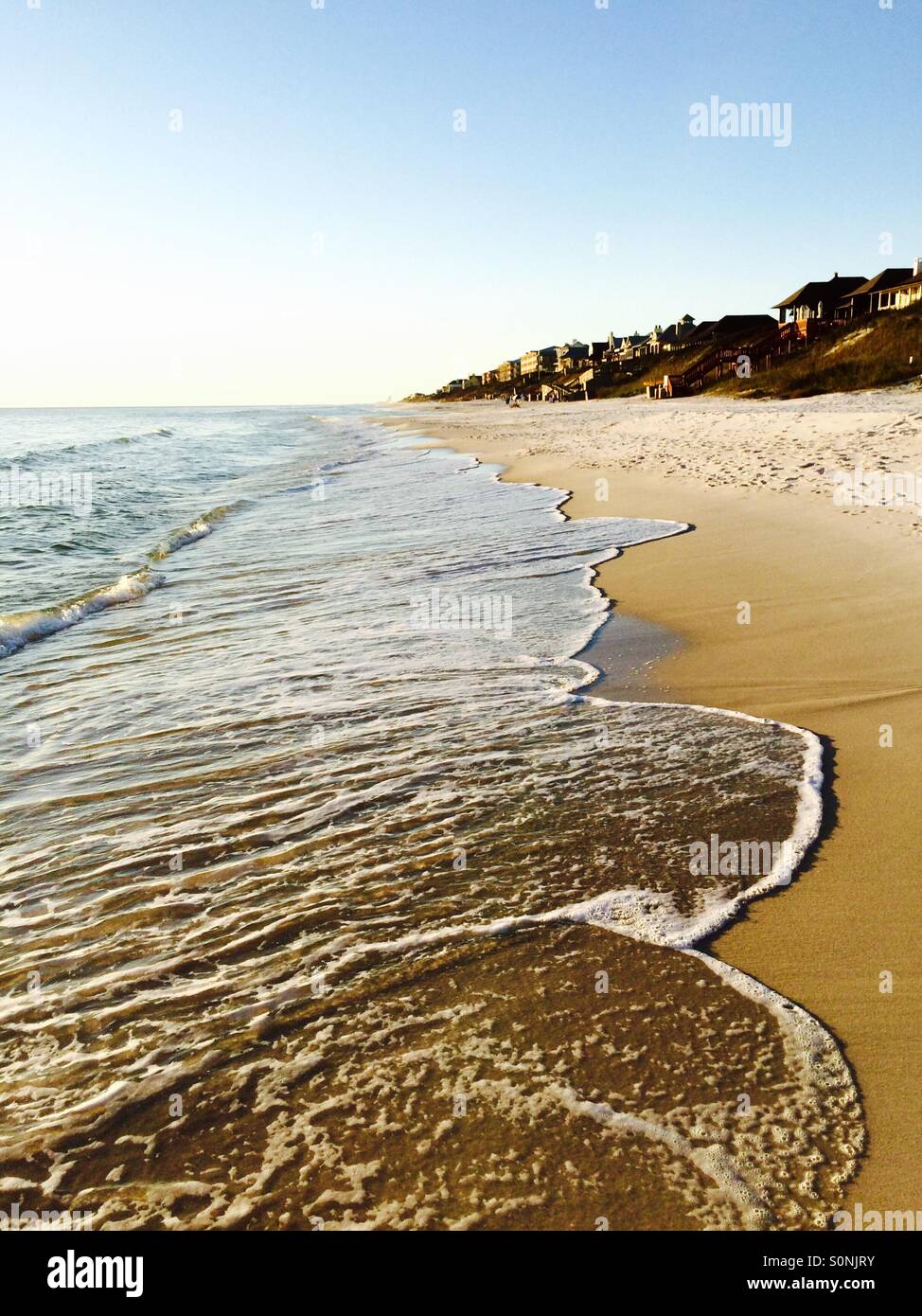 Wellen am Strand von Rosemary Beach an der Costa Smeralda in Florida, USA. - Smartphone-aufgenommenes Stockfoto