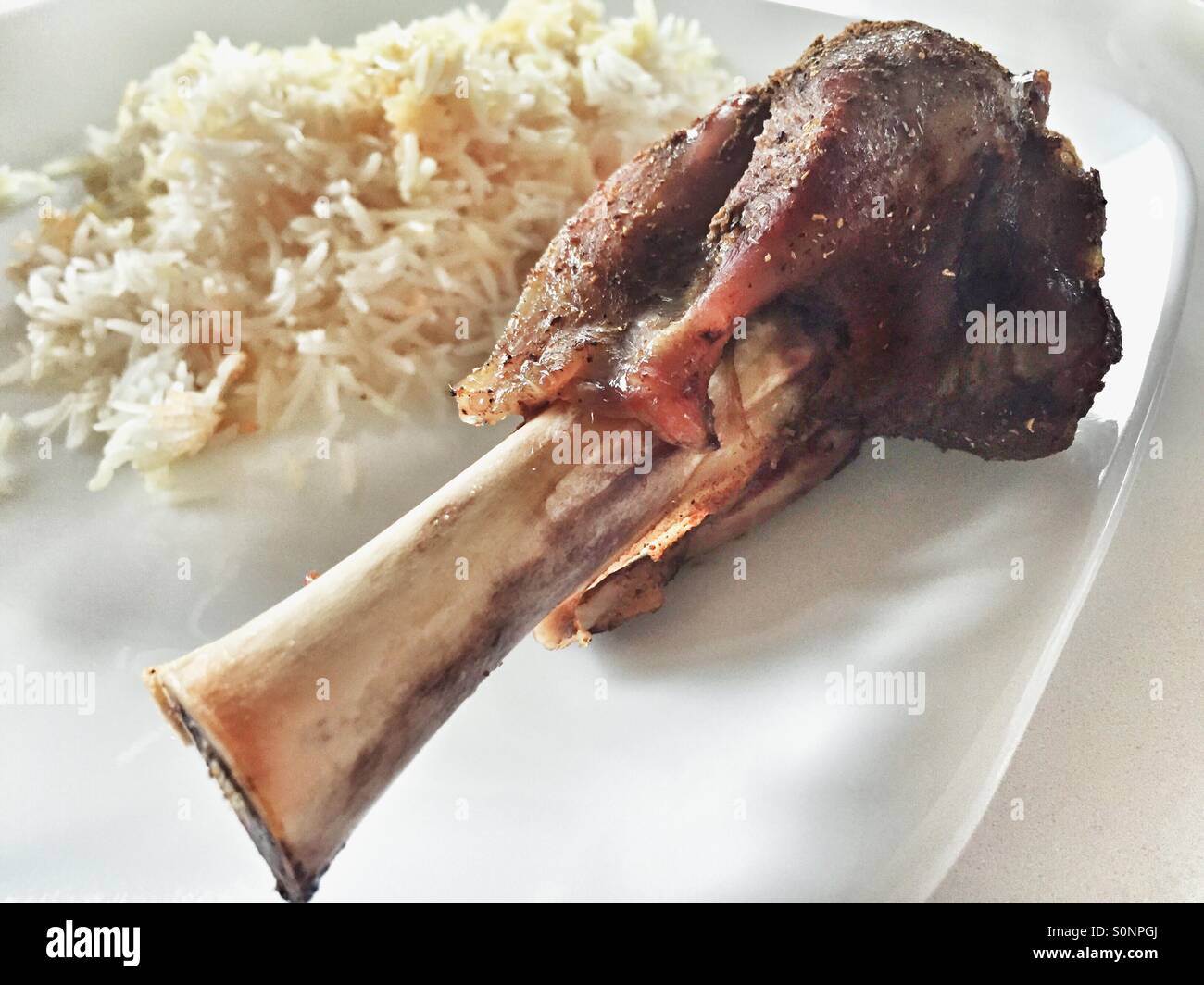 Gegrillte Lammkeule mit einer Seitenlänge von Reis Stockfoto