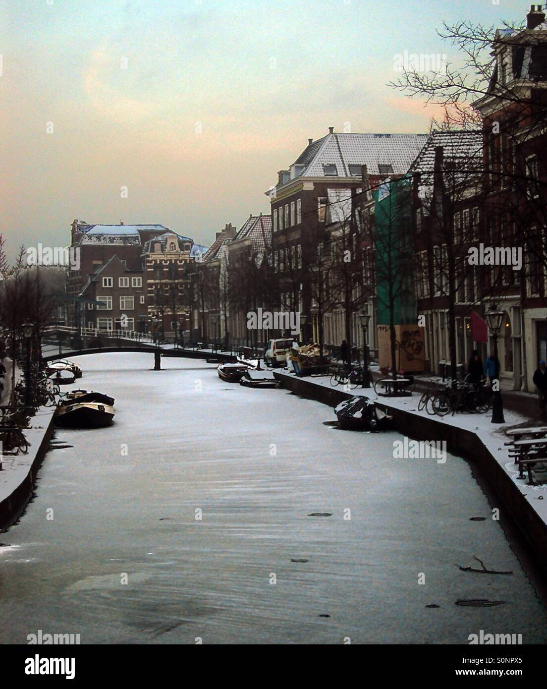 Gefrorene Rapenburg Kanal, Leiden, Niederlande Stockfoto