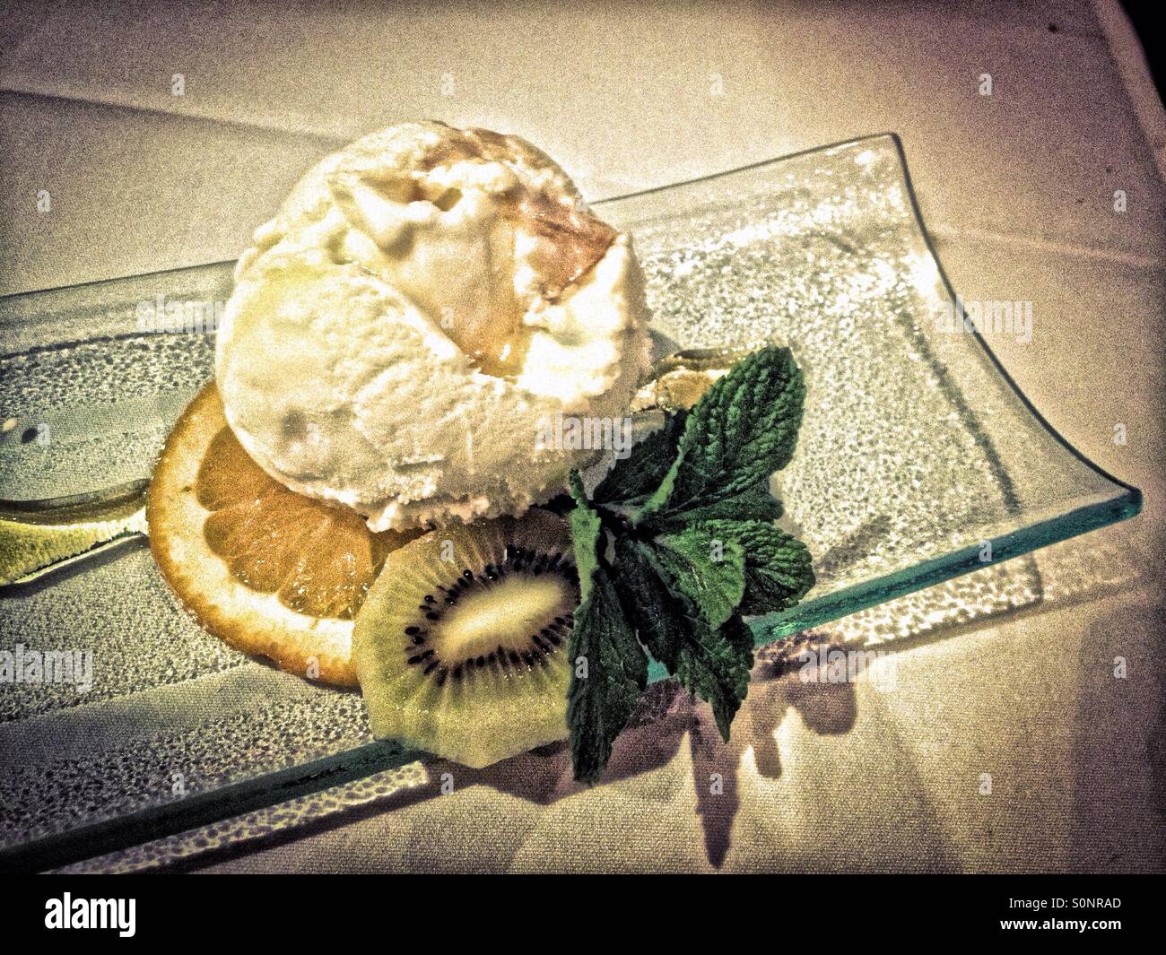 Waben-Eis auf eine Passionsfrucht/Maracuja und Orange Basis - Smartphone-aufgenommenes Stockfoto