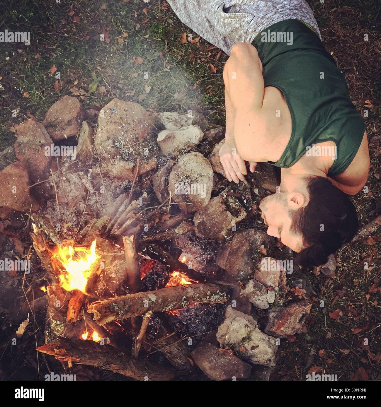 Nick weht am Lagerfeuer. Stockfoto