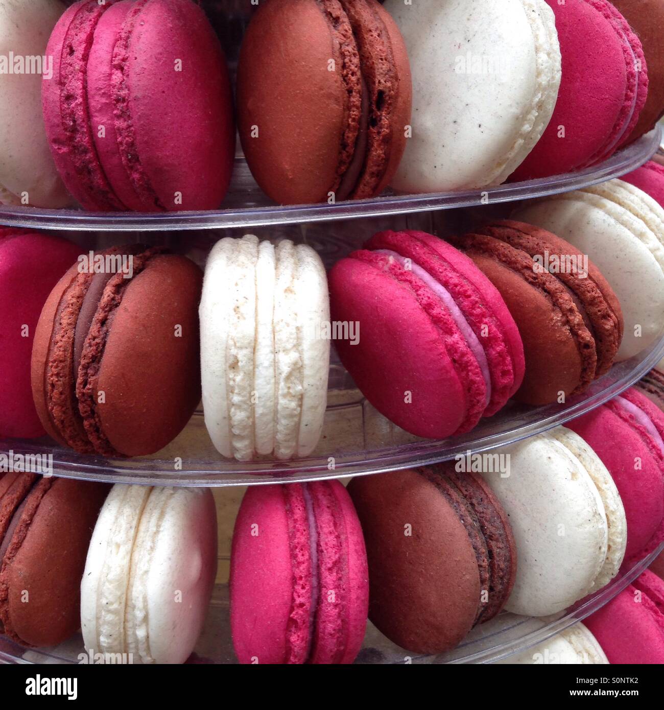 Makronen gestapelt auf einer Etagere Stockfoto