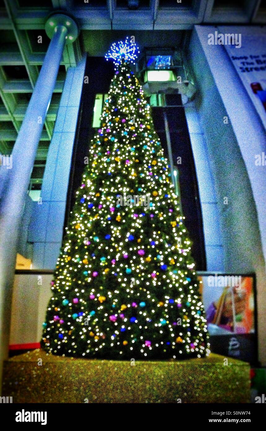 Weihnachtsbaum in einem Einkaufszentrum. - Smartphone-aufgenommenes Stockfoto