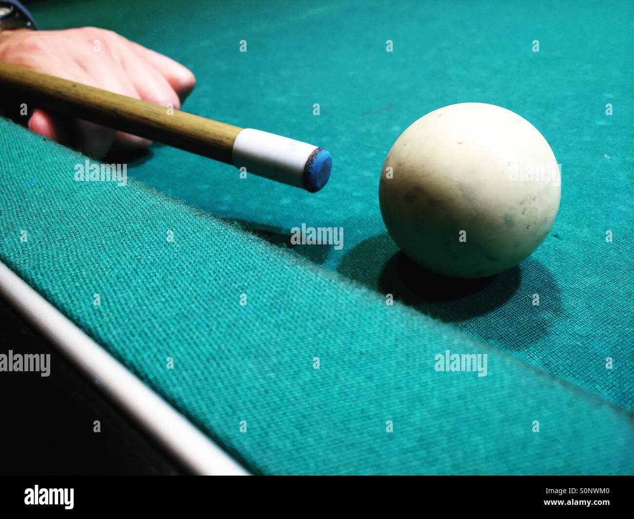 Ein Mann, Billard zu spielen. Stockfoto