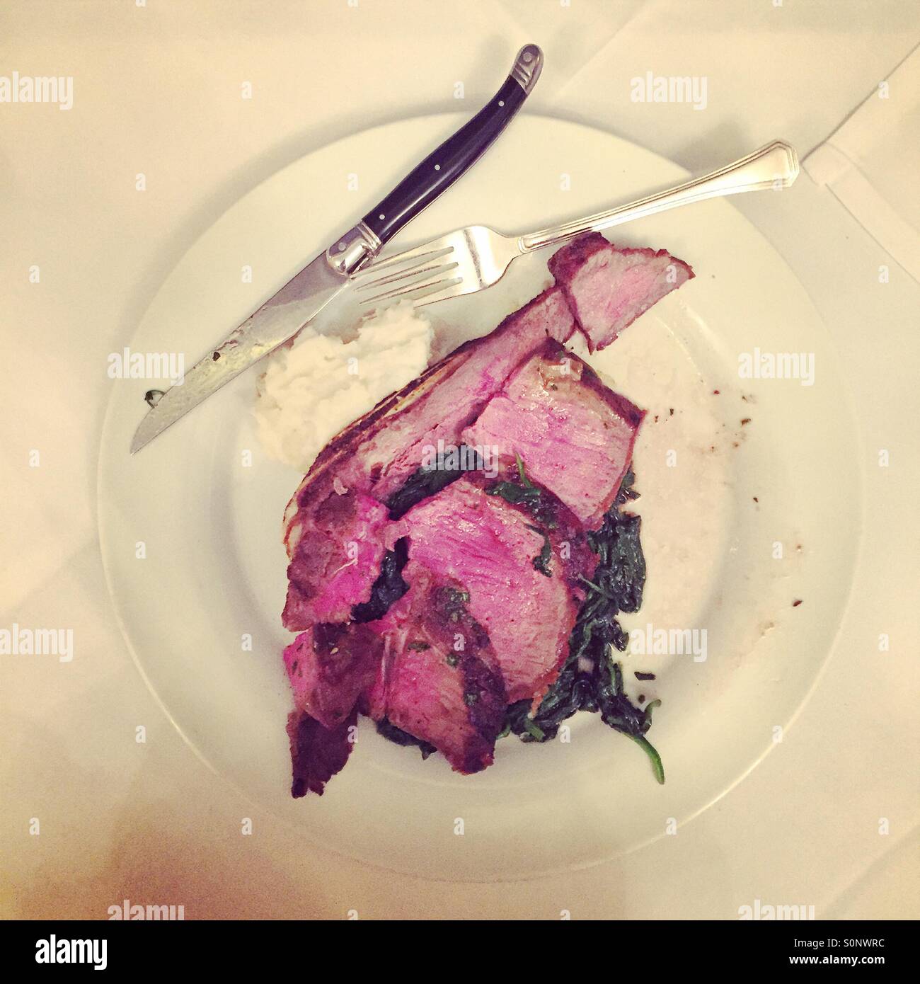 Seltene Steak und Kartoffelpüree - Smartphone-aufgenommenes Stockfoto