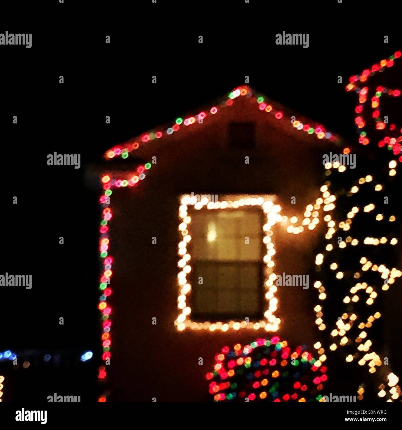 Verschwommen Haus mit Weihnachtslichter - Smartphone-aufgenommenes Stockfoto