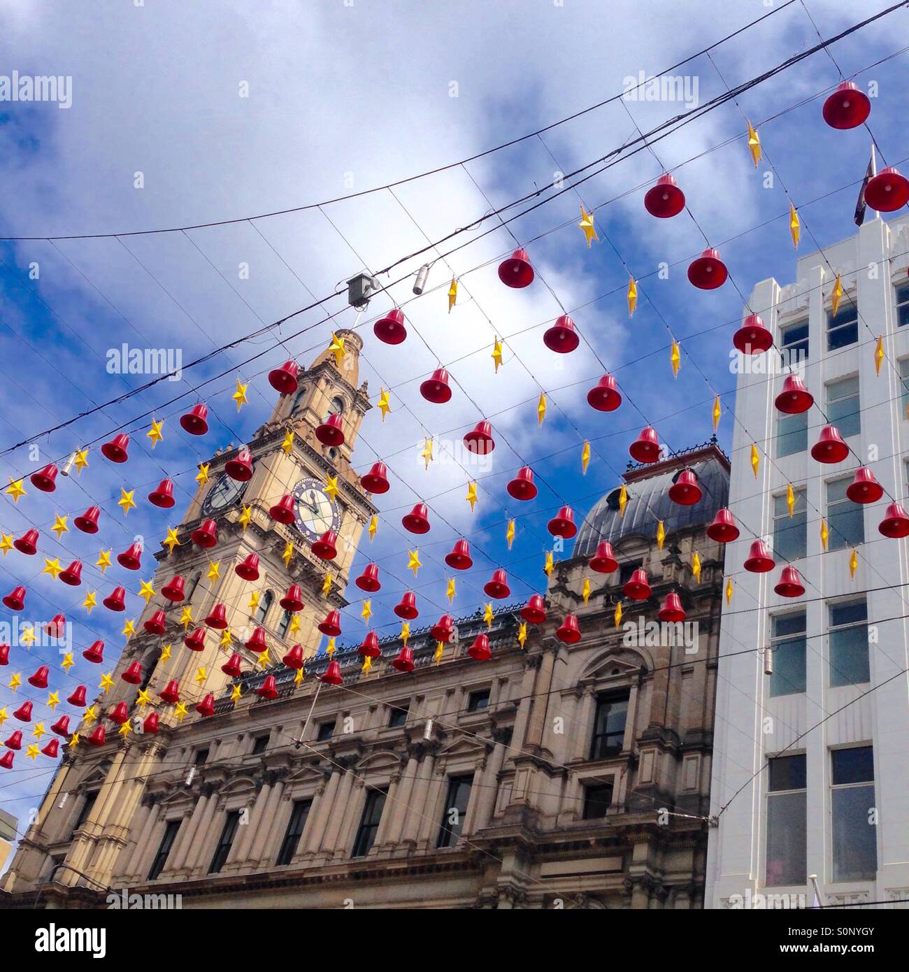 Melbournes GPO Gebäude mit Uhrturm und Weihnachtsschmuck Stockfoto