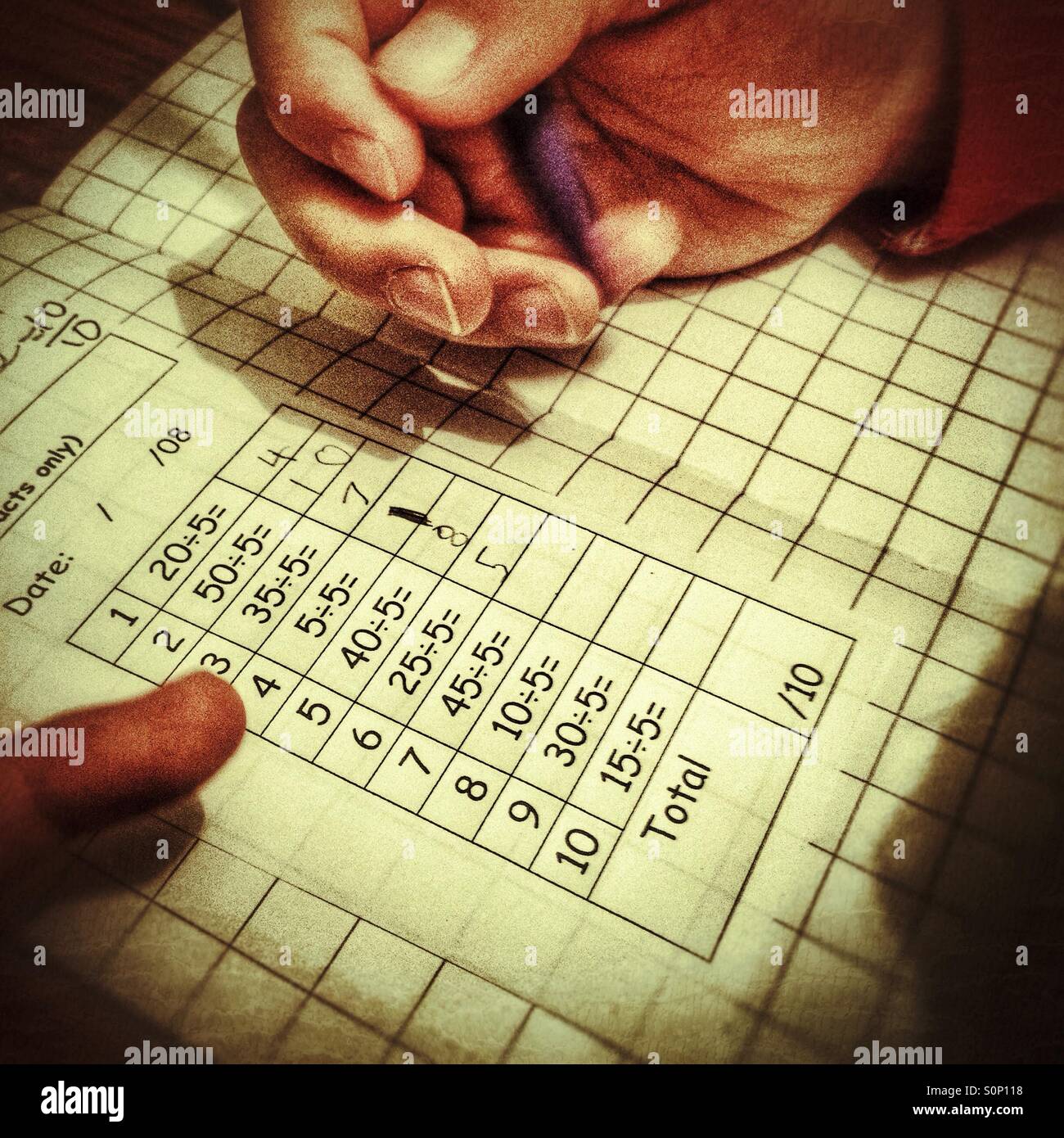 Ein Kind tun Mathe Hausaufgaben. - Smartphone-aufgenommenes Stockfoto