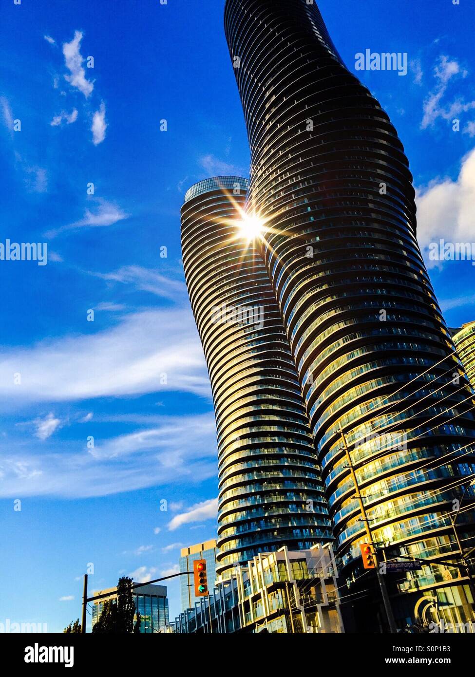 Modernität mit einem Lichteffekte. Twin Towers, Ontario, Kanada. Hohes, geschwungenes Design Stockfoto