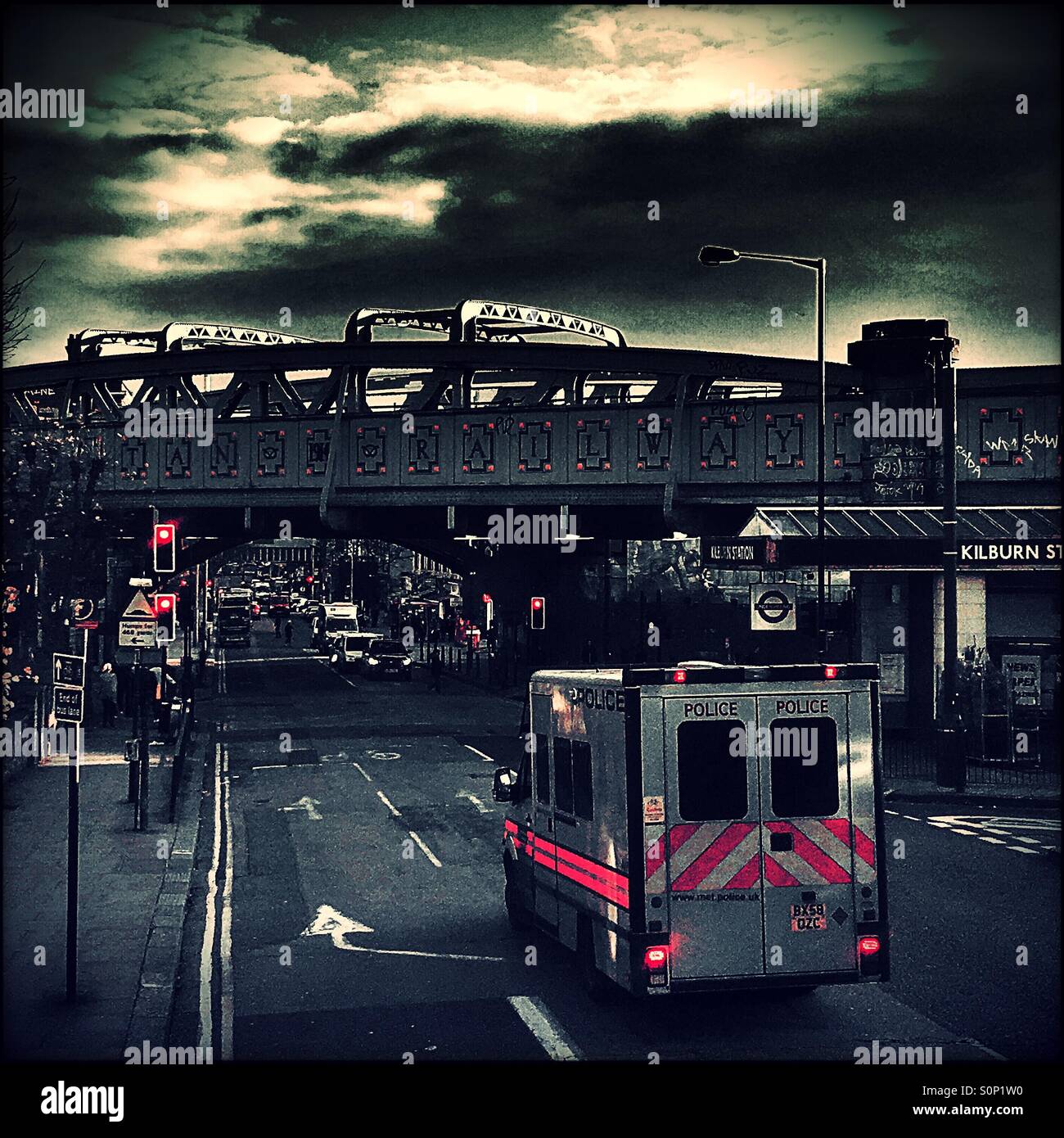 Polizei-van auf Kilburn High Road, London, England, Vereinigtes Königreich, Europa Stockfoto