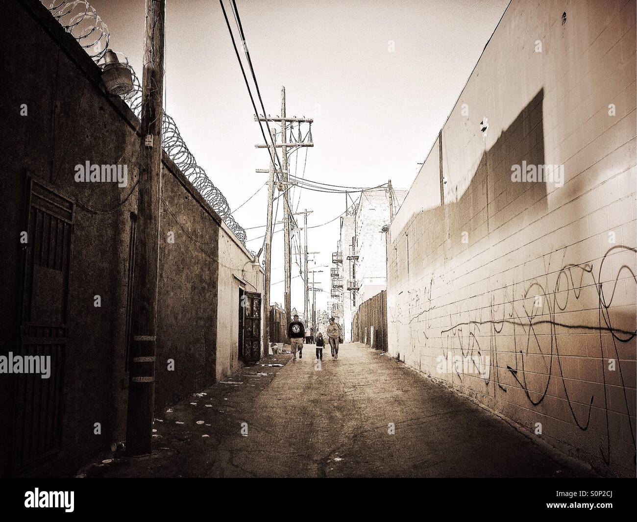 Eine Familie geht auf einen Verbündeten mit Graffiti-Bande in Westlake Los Angeles gekennzeichnet. Stockfoto