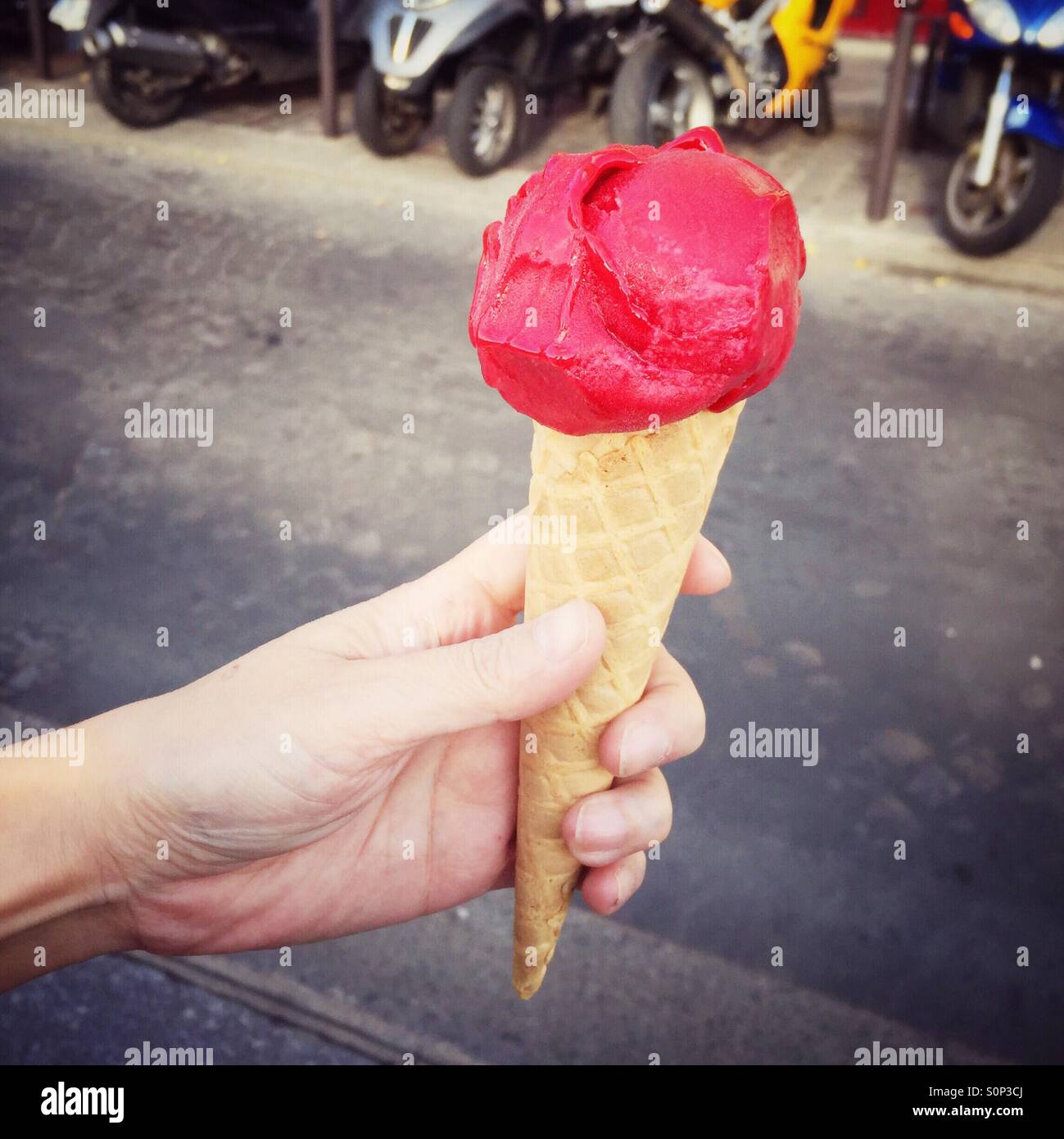 Frau mit Himbeer Eis - Smartphone-aufgenommenes Stockfoto