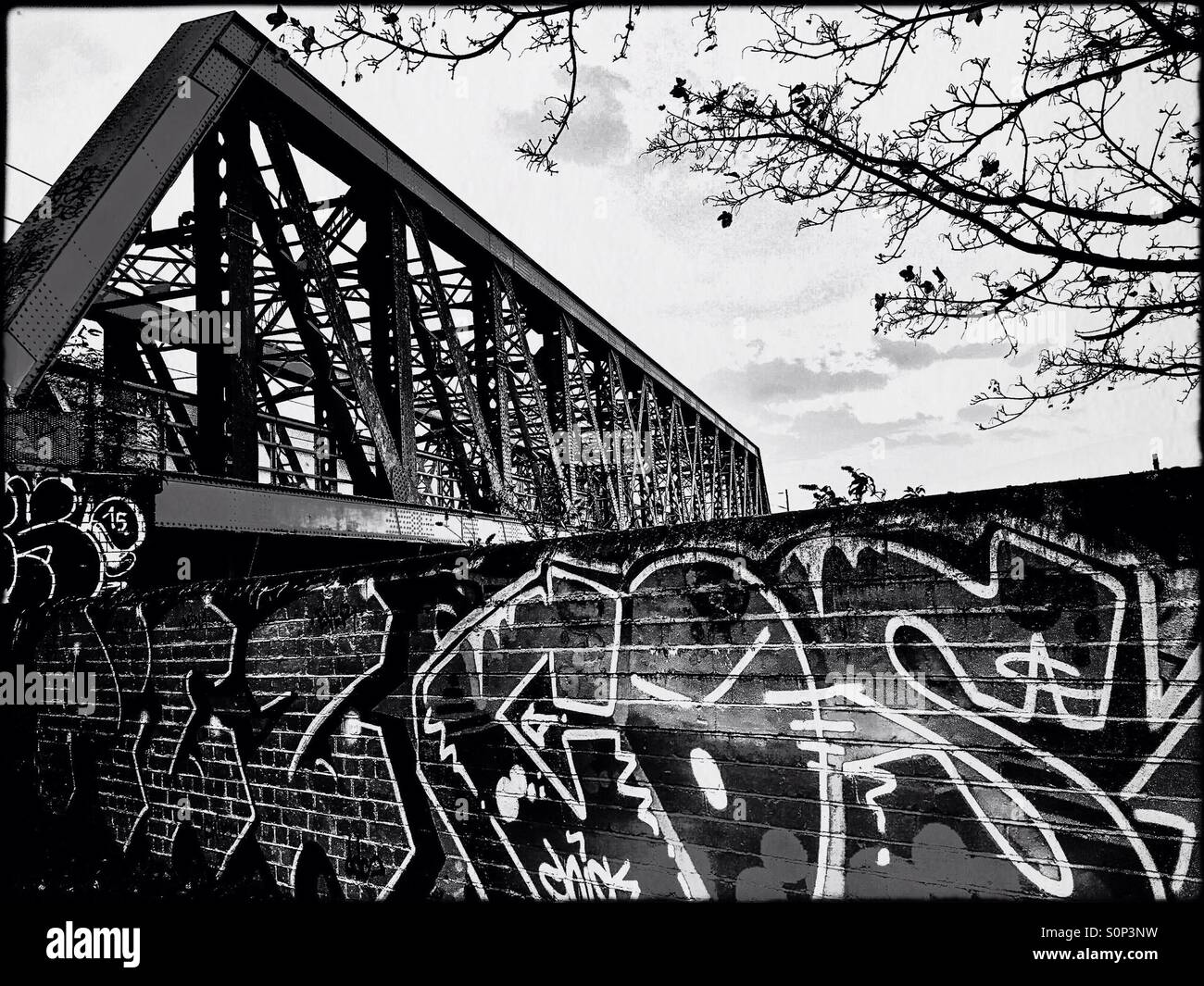 Graffiti in der Nähe von Brücke entlang der Grand Union Canal, Ladbroke Grove, West London, England, Vereinigtes Königreich, Europa Stockfoto