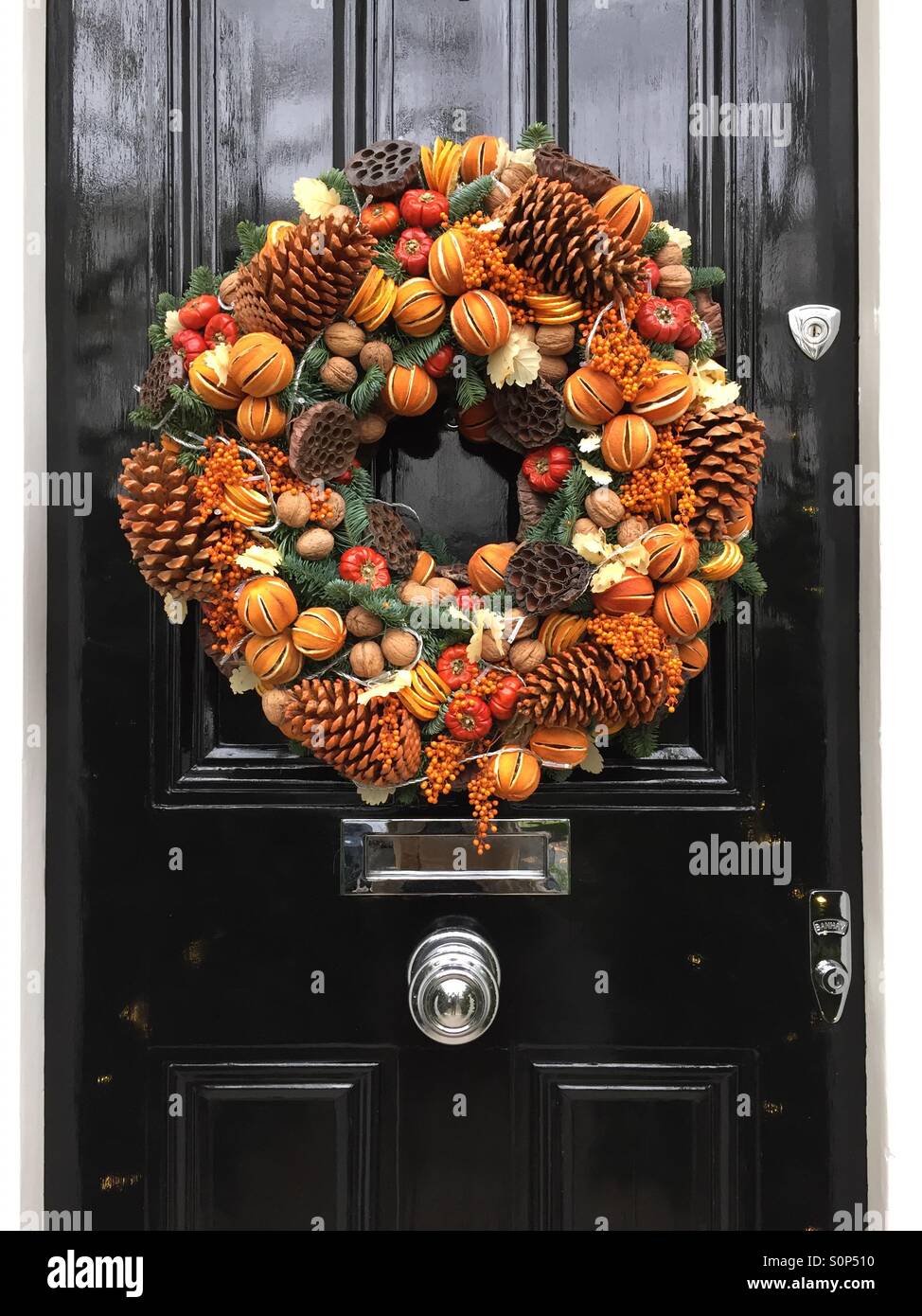 Weihnachtskranz an einer Tür in Chelsea, England. Stockfoto