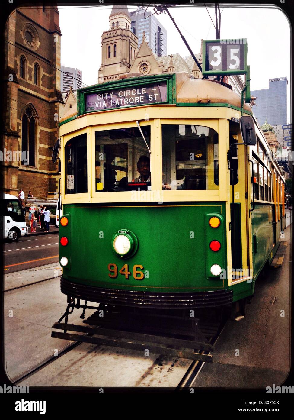 Melbourne Vintage Straßenbahn entlang der Stadt Kreis gehen entlang der Flinders street Stockfoto