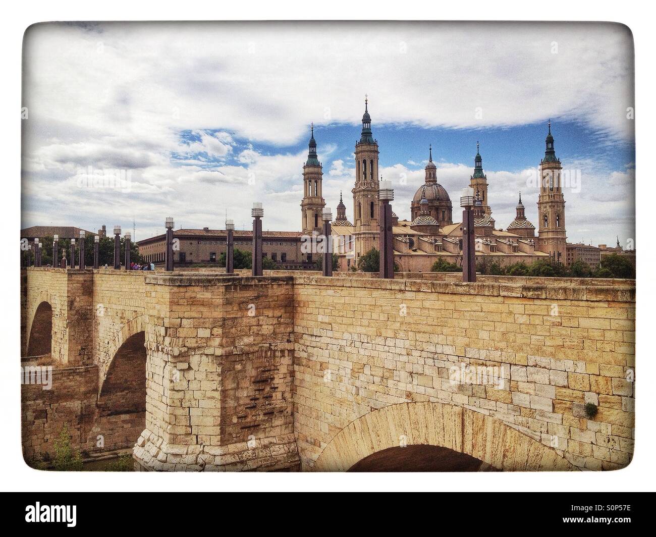 Blick auf die Basilika von El Pilar in Saragossa, Spanien Stockfoto