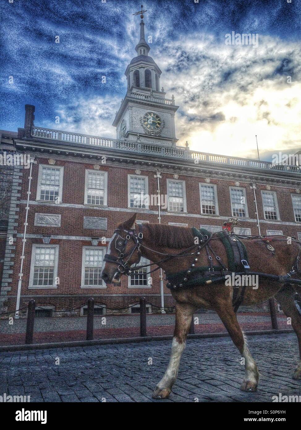 Pferdekutsche vor Independence Hall, Philadelphia Stockfoto