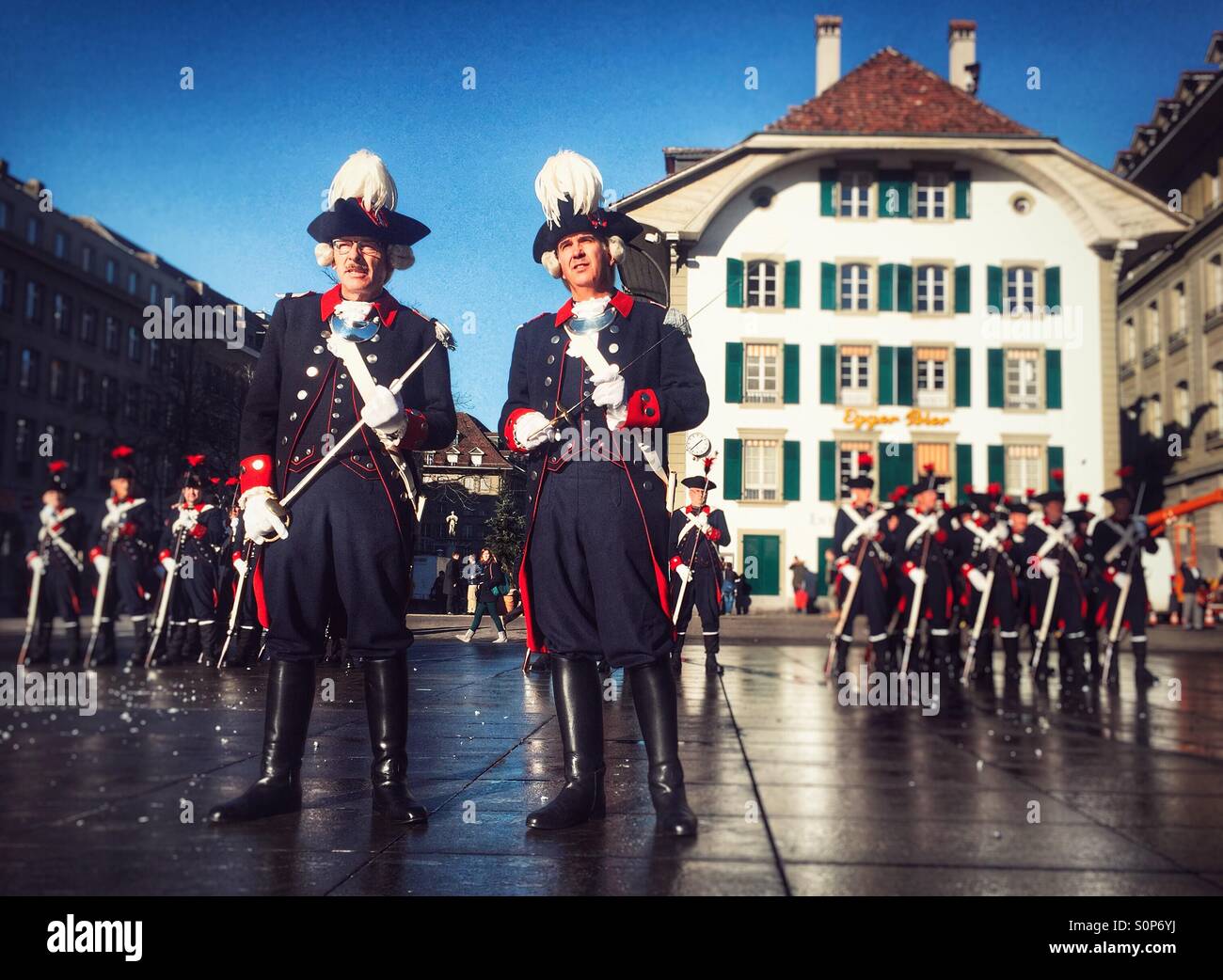 Soldaten in Uniformen aus dem 18. Jahrhundert auf Parade-Bundesplatz, Bern, Schweiz - Smartphone-aufgenommenes Stockfoto