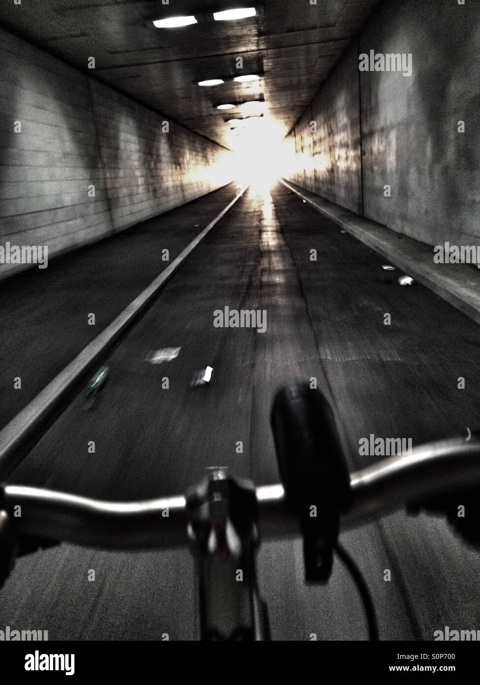 Licht am Ende des Tunnels - Smartphone-aufgenommenes Stockfoto
