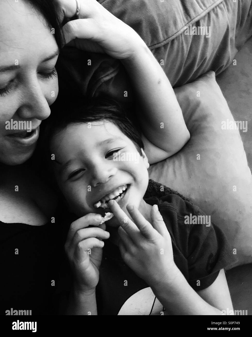 Mutter und Sohn lachend. Stockfoto