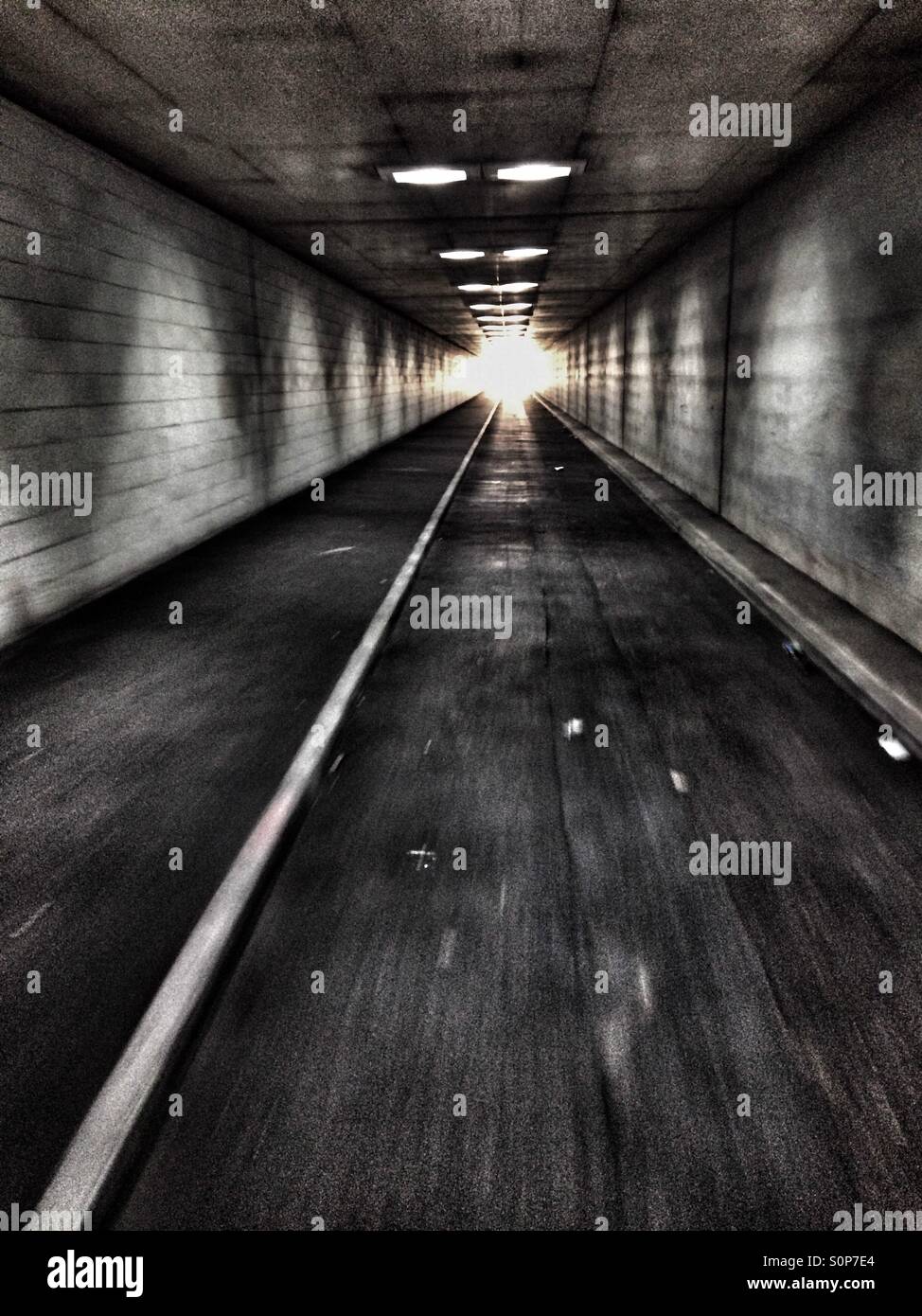 Licht am Ende des Tunnels - Smartphone-aufgenommenes Stockfoto